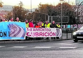Concentración ayer de varios vecinos afectados por el ruido del tráfico junto a la salida hacia el puente de Rontegi.