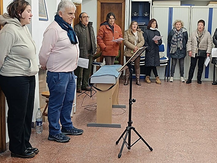 Densi Azkarate, vetenaro solista, frente al grupo de Marijeses en un ensayo anterior.
