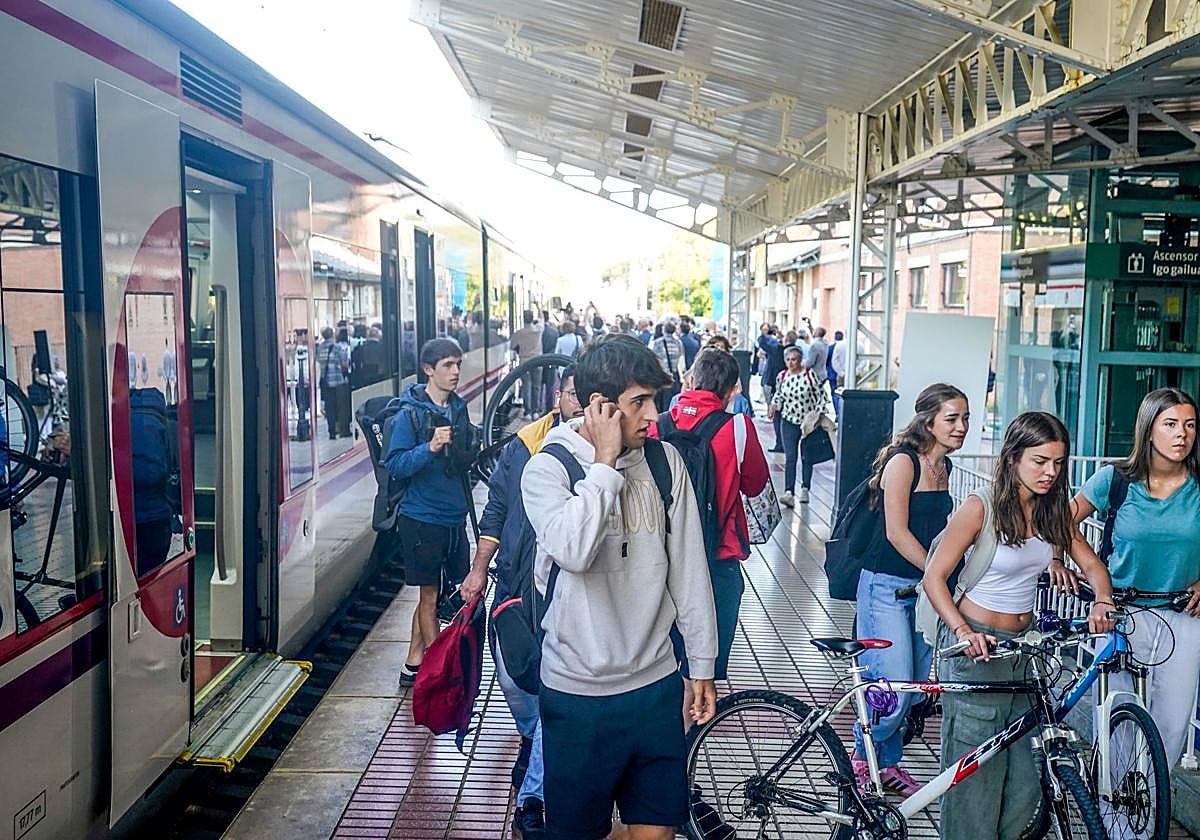 Usuarios del Cercanías, en la estación de Vitoria.