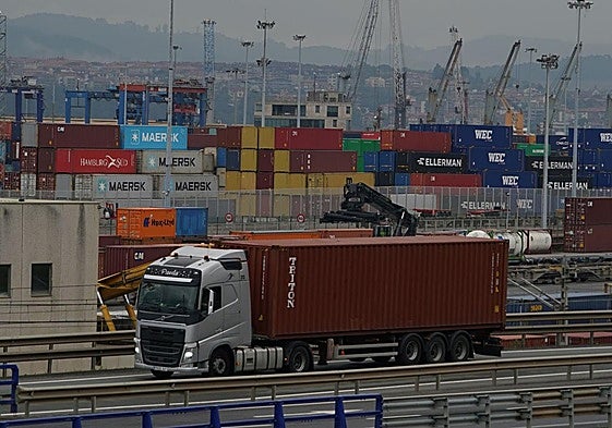Contenedores para la exportación de productos almacenados en el Puerto de Bilbao