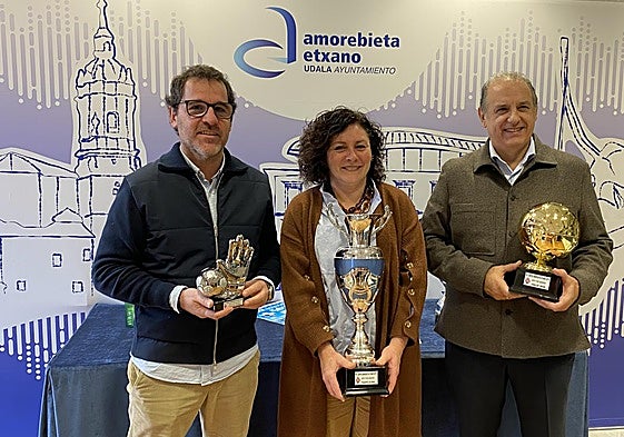El presidente de la SD Amorebieta, Jon Larrea; la alcaldesa Ainhoa Salterain; y Serafín Loroño, representante de la empresa patrocinadora Lointek