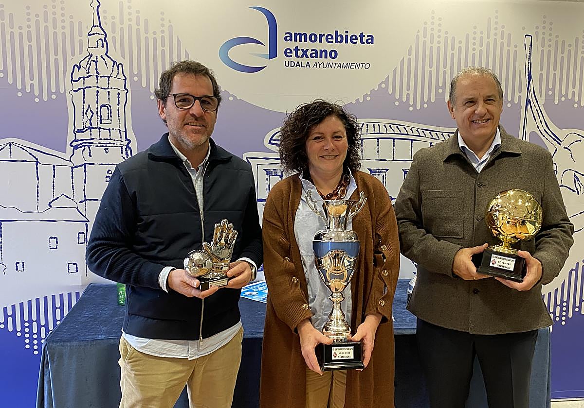 El presidente de la SD Amorebieta, Jon Larrea; la alcaldesa Ainhoa Salterain; y Serafín Loroño, representante de la empresa patrocinadora Lointek