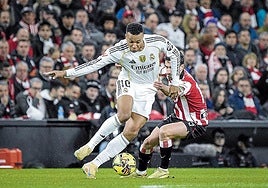 Iñigo Lekue trata de sujetar sin éxito a Mbappé en la acción del primer gol del delantero madridista.