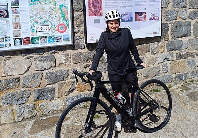 Ane, muy contenta con su bici en San Miguel de Aralar.
