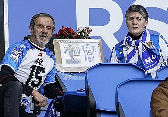 Juan Lecea y Gemma Saldias homenajearon a su hija Ane con un ramo de flores y una foto en su butaca de Anoeta en el partido contra el Villarreal.