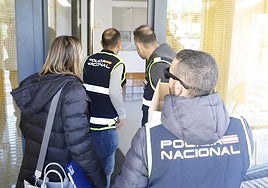 Tres policías y la secretaria judicial entran en la clínica dental para iniciar el registro.