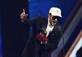 El cantante puertorriqueño Bad Bunny, al recibir el premio al álbum del año en los Grammy latinos