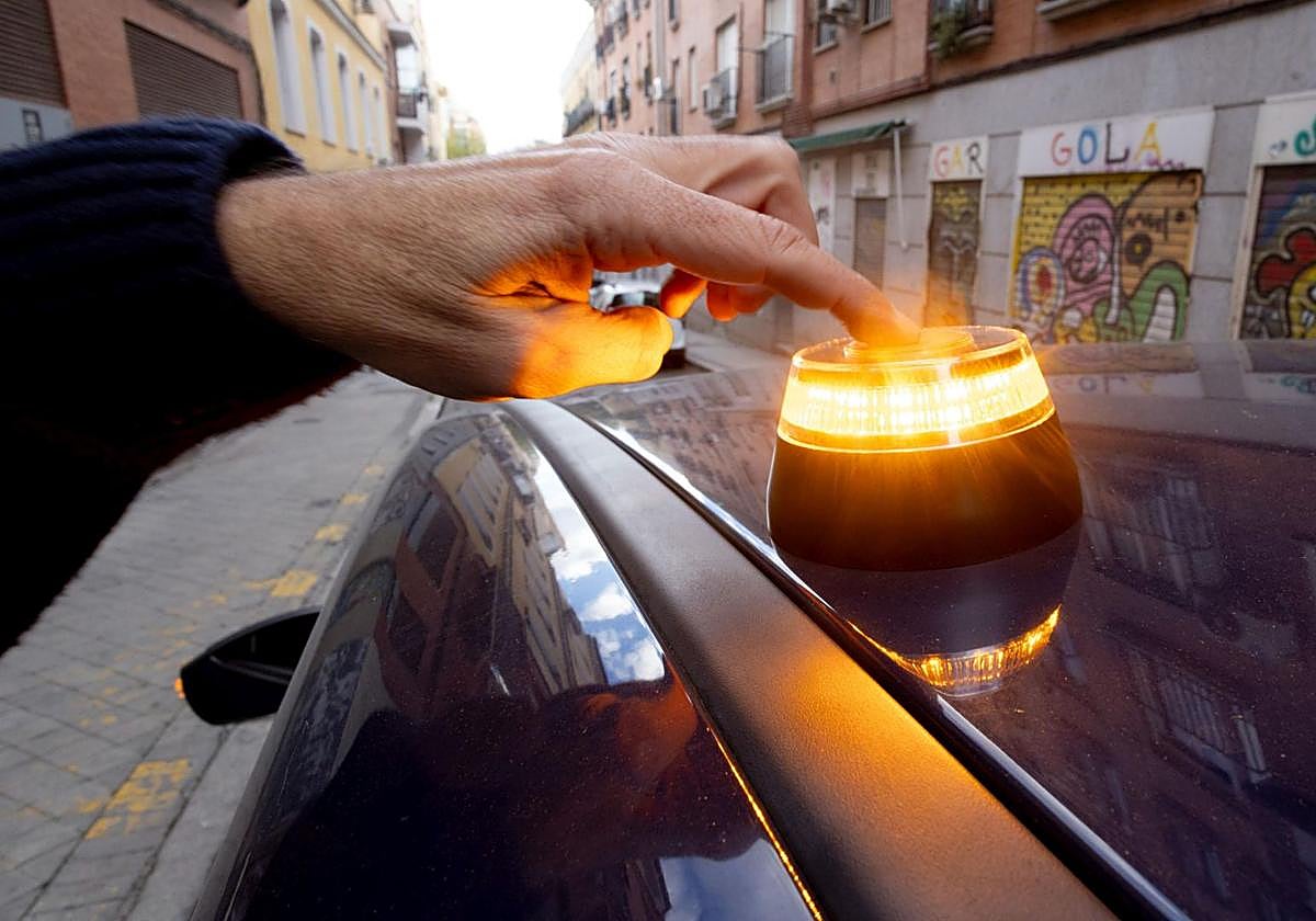 El aviso de la OCU sobre las balizas V16: «Podrían no estar homologadas»