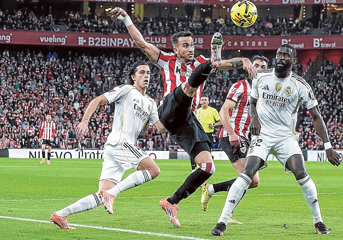 Berenguer trata de controlar un balón ante Rudiger.