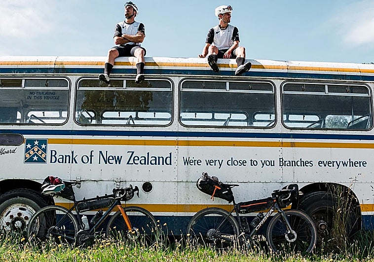 Iñigo y Javi, subidos a un viejo autobús durante su aventura en Nueva Zelanda.