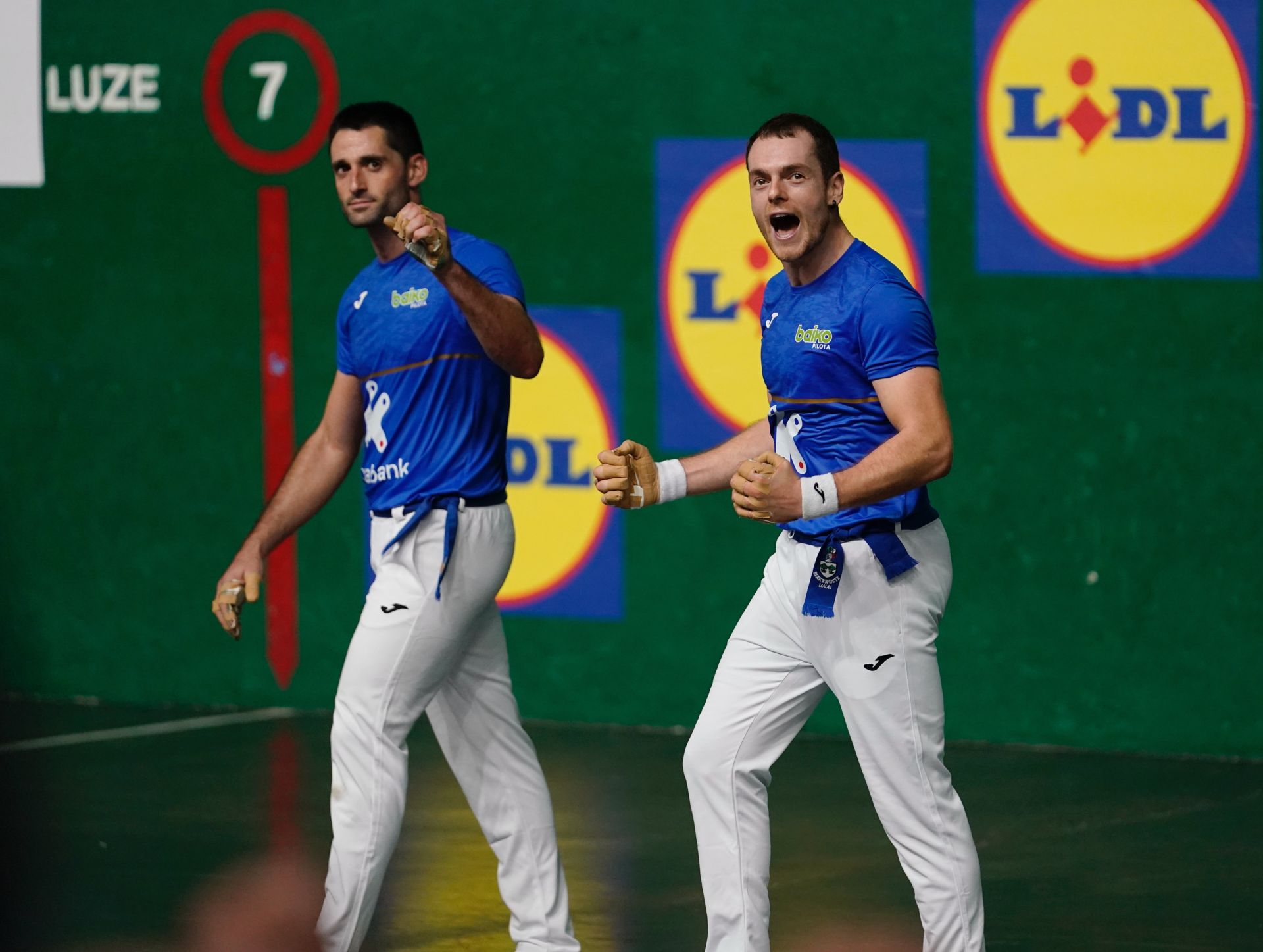 Albisu y Laso celebran en primer triunfo cosechado en el Parejas.