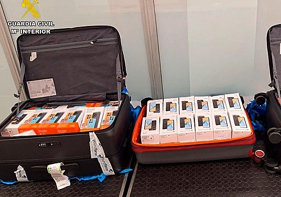 Intervienen más de cien móviles valorados en 9.300 euros en el aeropuerto de Loiu a un pasajero que viajaba a Guinea