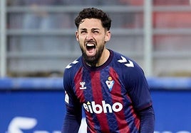 Nolaskoain, que marcó su primer gol en Zaragoza y se convirtió en centenario armero en Santander, se perfila como sustituto del lesionado Jair Amador en el eje de la zaga.