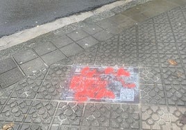 Imagen de las placas vandalizadas en Madalena y en Santa María.
