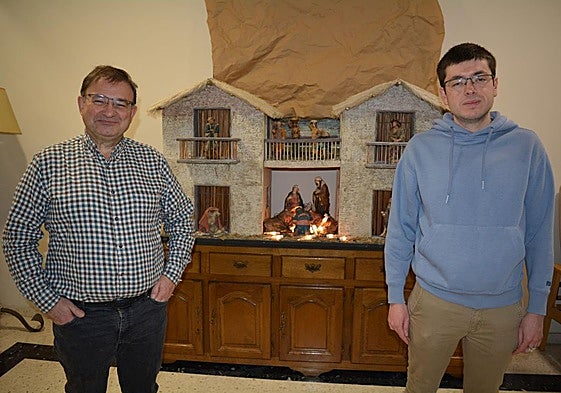 Los concejales Carlos de García de Andoin y Álex Moneo, en un belén de la residencia Juan Ellacuría.