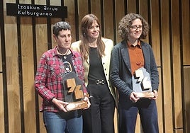 Irene Hurtado de Saratxo y Naroa Zubillaga posan con los premios junto a la alcaldesa de Vitoria, Maider Etxebarria