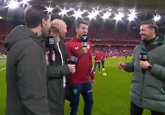 La divertida reacción de Vesga cuando termina una entrevista previa al partido: «Con estos c...»