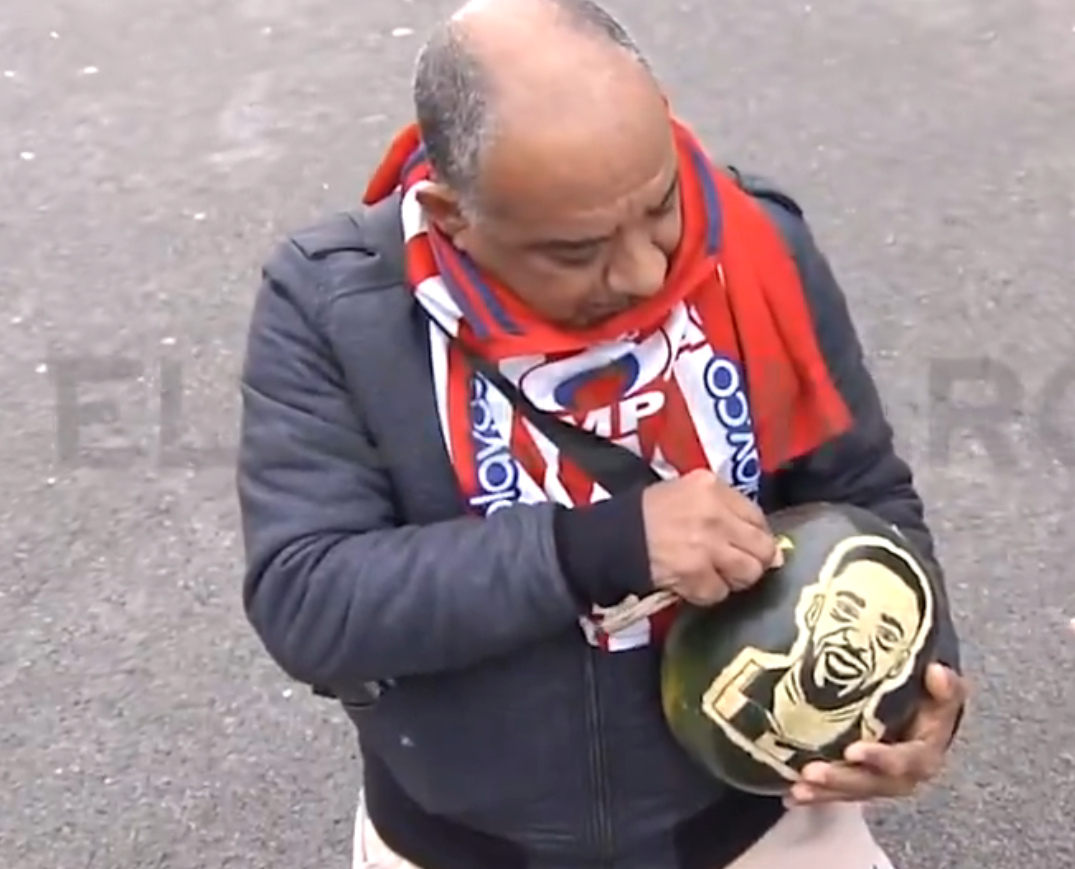 El colombiano que ha tallado la cara de Iñaki Williams y el escudo del Athletic en una sandía: «Espero que le llegue»