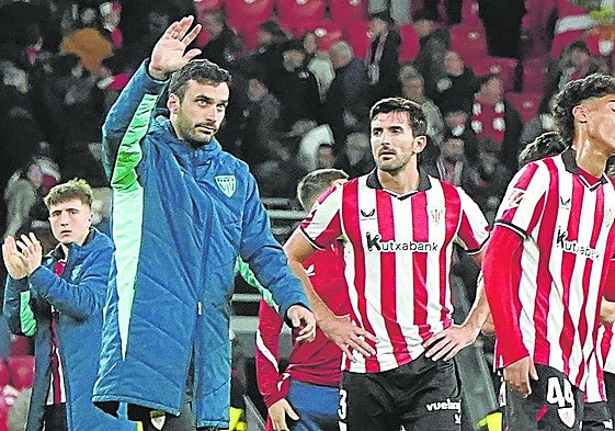 Jugadores del Athletic saludan a la grada tras la derrota contra el Real Madrid.