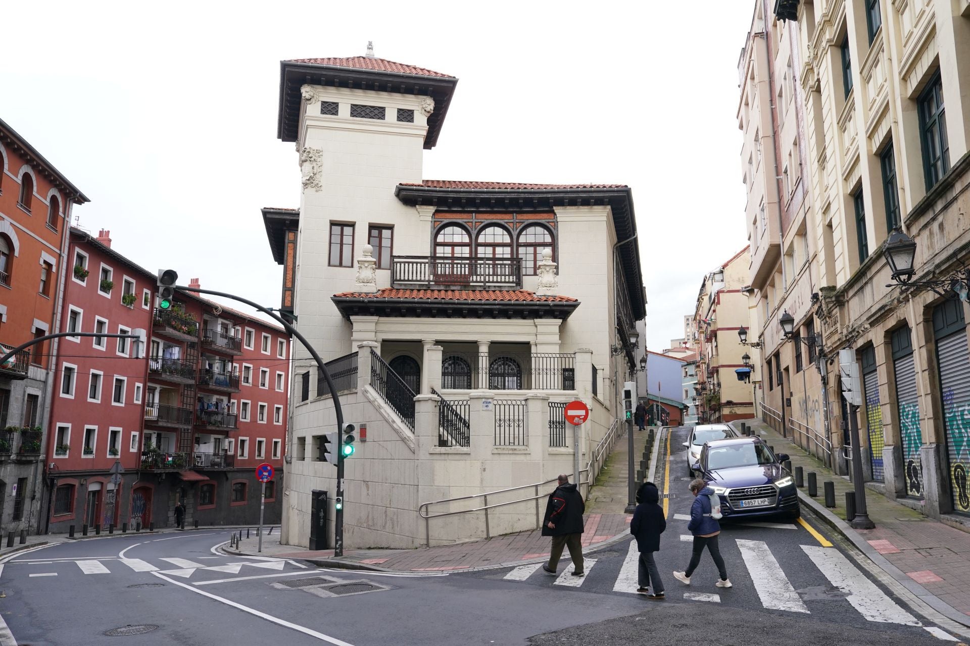 Vista de las viejas escuelas de Ollerías.