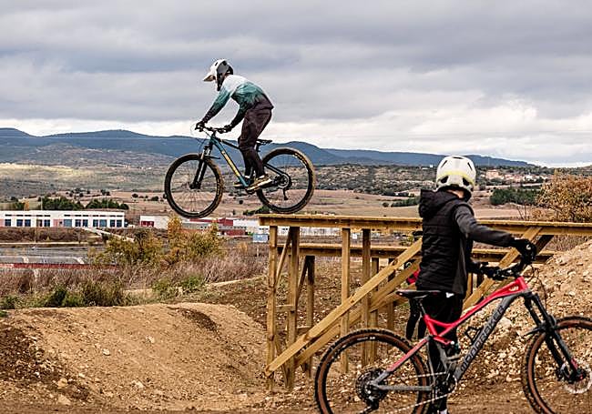Zona de skills park, con rampas, escaleras y plataformas de equilibrio.