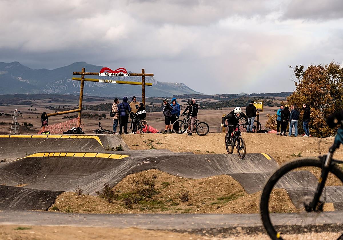 La zona de pump track es la única asfaltada de todo el circuito, salvo algunos pequeños tramos de rampas.