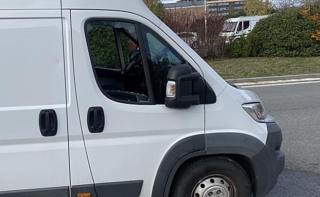 Furgoneta con la ventanilla rota en la A-2124.