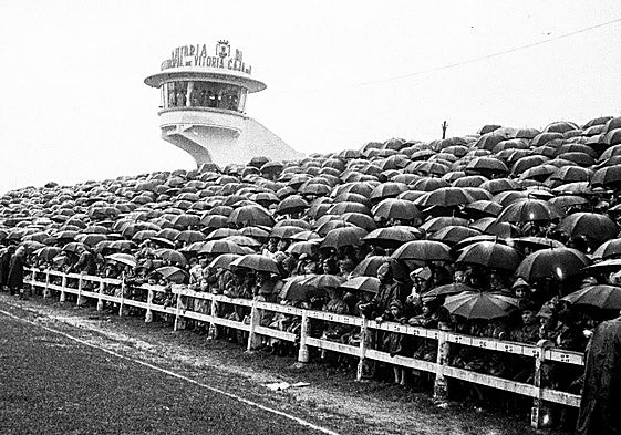 La grada de Mendizorroza, repleta de paraguas.