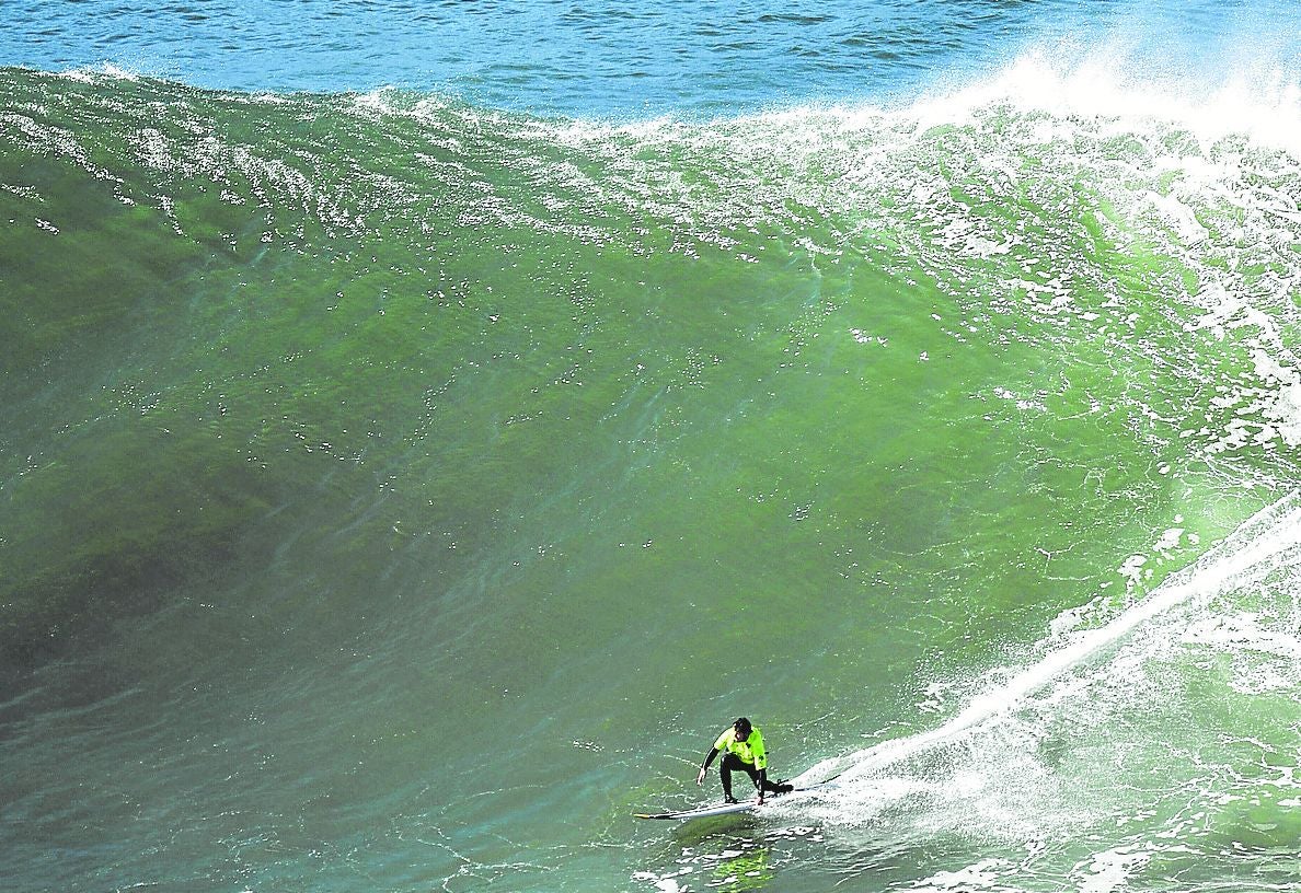 Las previsiones auguran olas consistentes de 6 metros para este sábado.
