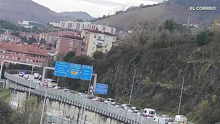 Retenciones en la A-8 a la altura de Bilbao