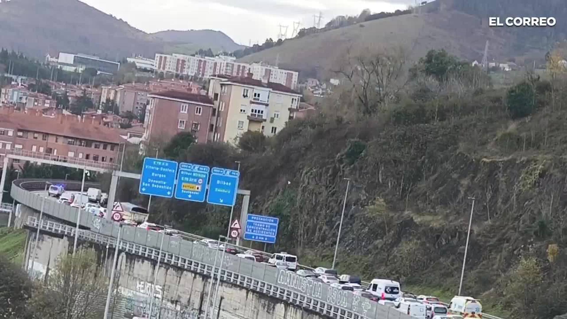 Retenciones en la A-8 a la altura de Bilbao