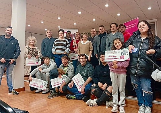 Los cheques se han entregado en el salón de plenos municipal.