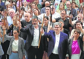 Alcaldes de PNV y Bildu, en una protesta ante el TSJPV en contra de las sentencias sobre el euskera.