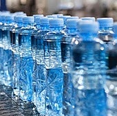 Amplían la alerta sanitaria por la venta de agua mineral contaminada