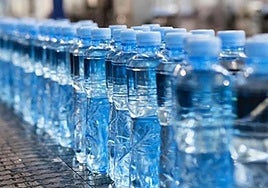 Amplían la alerta sanitaria por la venta de agua mineral contaminada