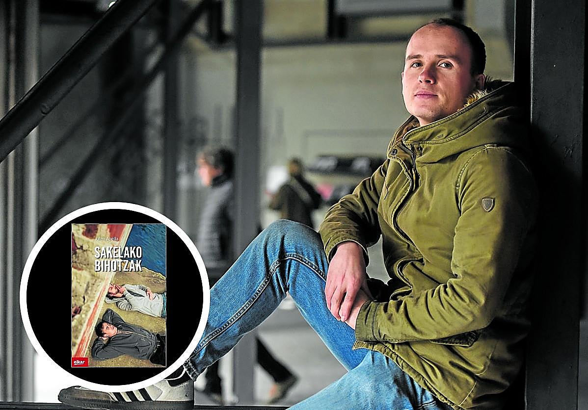 Julen Apellak estilo zainduz eta xehetasunak eta keinuak mimatuz eraikitzen du 'Sakelako bihotzak' bere azken lana.