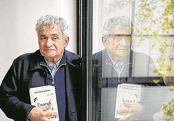 Bernardo Atxaga elkarrizketa batean, 'Enarak' lanarekin.
