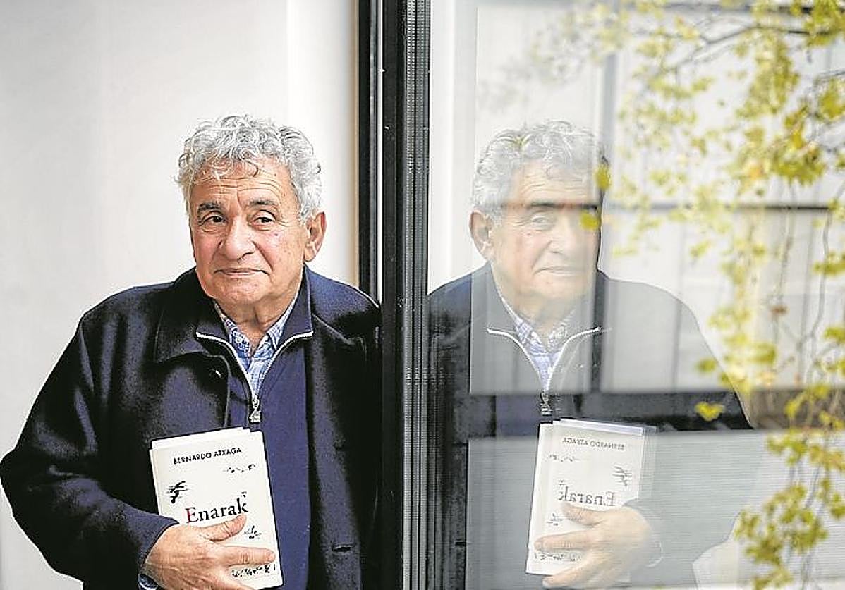 Bernardo Atxaga elkarrizketa batean, 'Enarak' lanarekin.