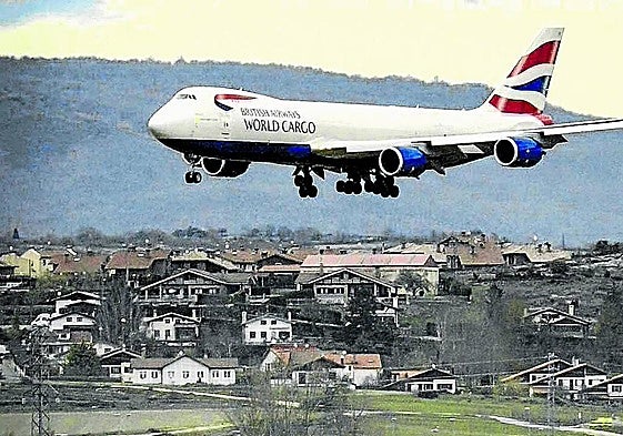 Aena costea obras para mitigar el ruido en 40 viviendas y edificios junto al aeropuerto de Vitoria