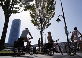 Paseo en bicicleta por Bilbao en una jornada soleada.