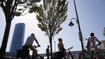 Paseo en bicicleta por Bilbao en una jornada soleada.