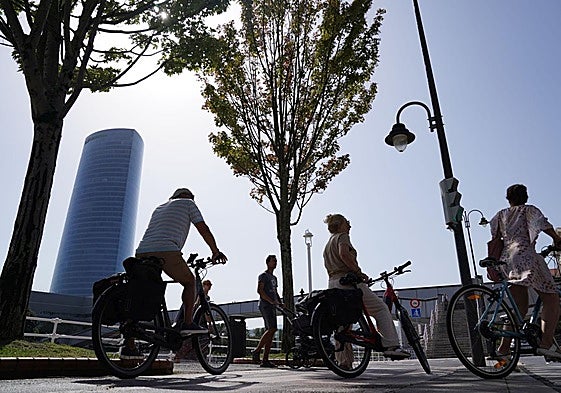 Paseo en bicicleta por Bilbao en una jornada soleada.
