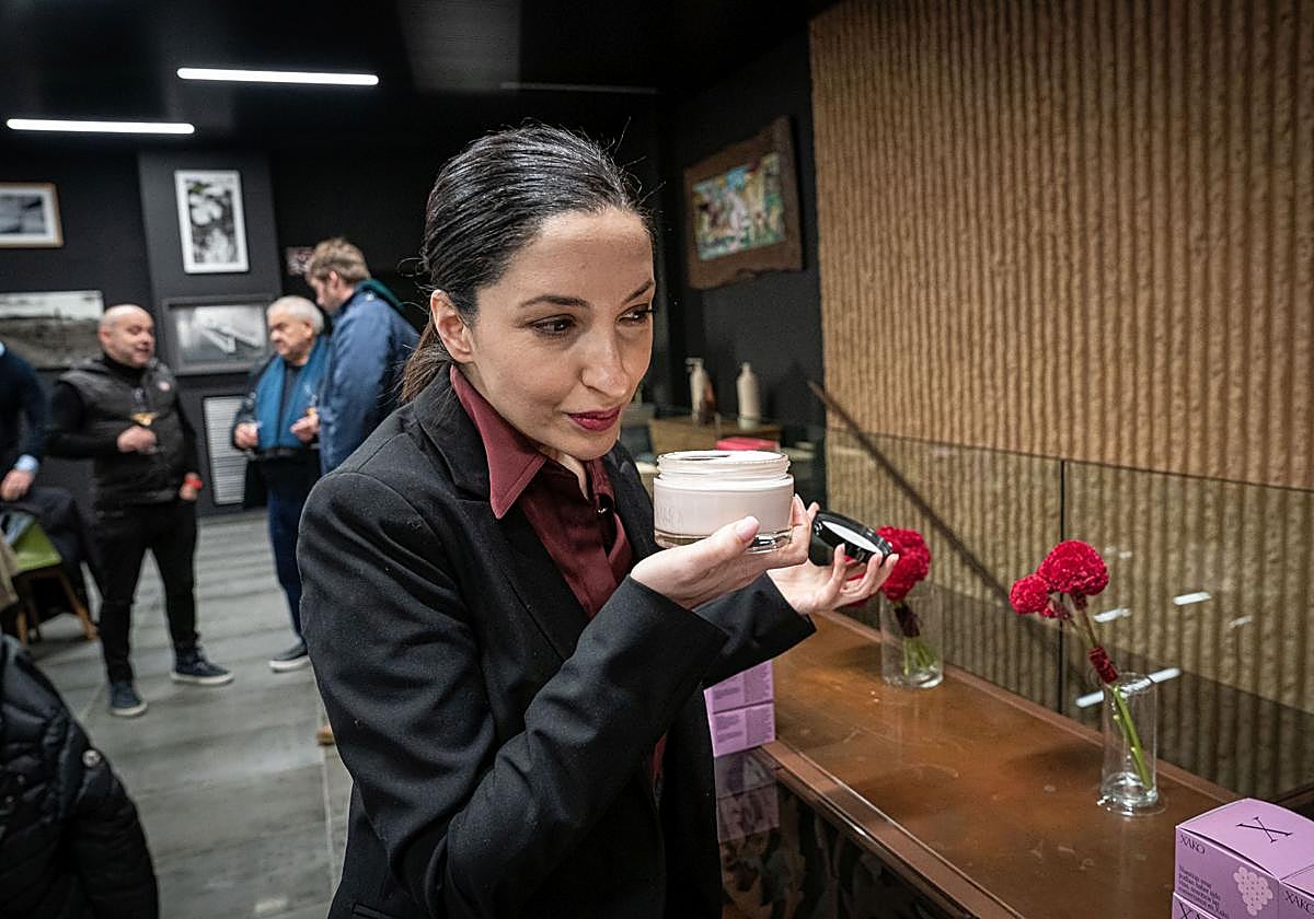 Sara Cordero con los productos de la marca Xako.