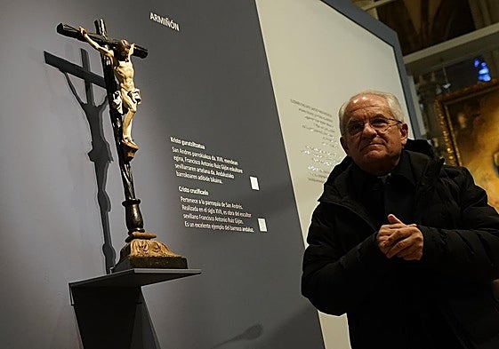 Carlos García Llata, Vicario general de la Diócesis junto a la escultura de Francisco Antonio Ruiz Gijón