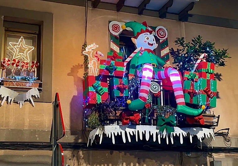 El balcón navideño más famoso de Santutxu está en la calle Juan de la Cosa.