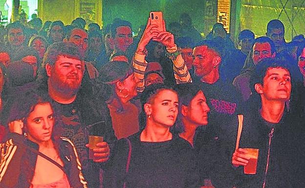 Entzuleak, kontzertu batez gozatzen.