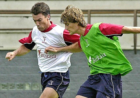 Julen Guerrero lucha por controlar un balón entre Aitor Larrazabal y Luis Prieto