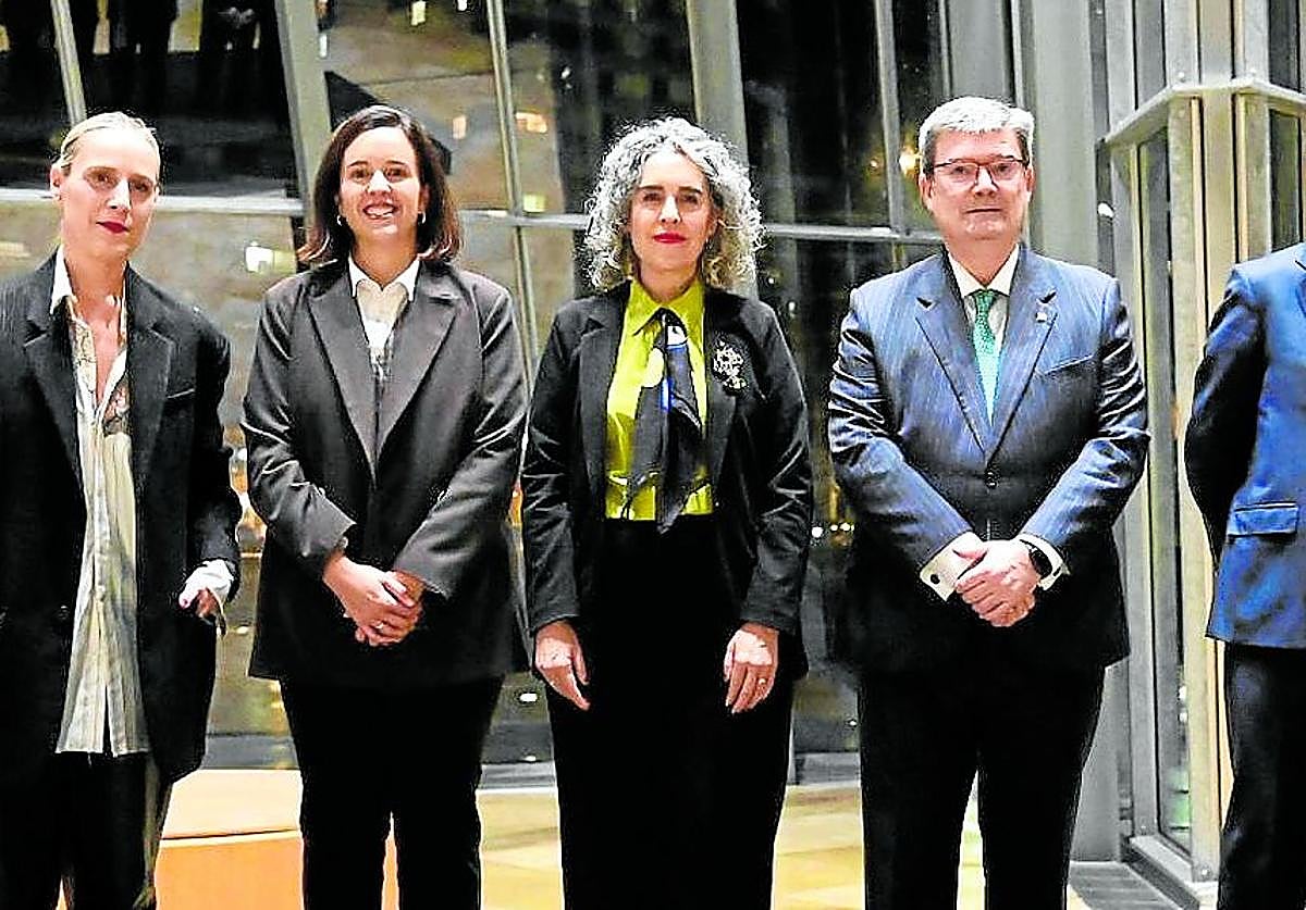 Miren Arzalluz, Itxaso Berrojalbiz, Ibone Bengoetxea, Juan Mari Aburto, Asís Canales y Manuel Cirauqui