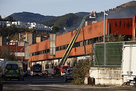 El pabellón aún humeaba la mañana del lunes.