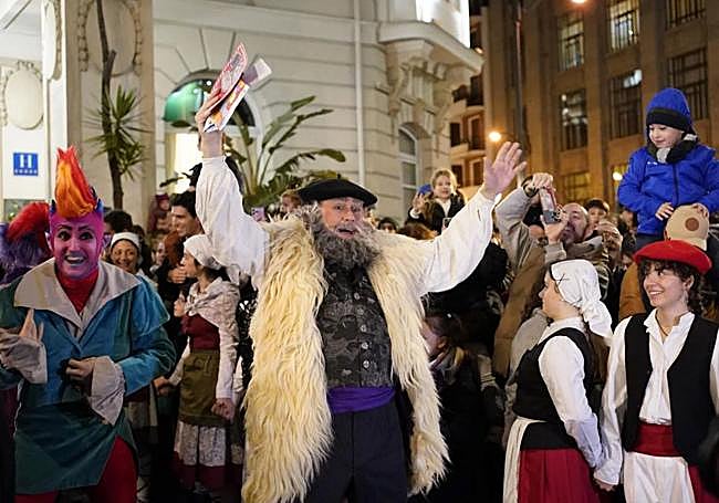 Iban confecciona el traje de Olentzero, Mari Domingi, Lamia y los galtzagorris en la antigua sastrería de su padre, en Santutxu, convertida hoy en su taller.